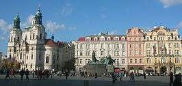 Staroměstské náměstí met links de Sint-Nicolaaskerk