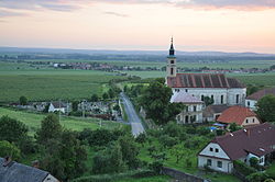 pohled z věže tvrze ke kostelu