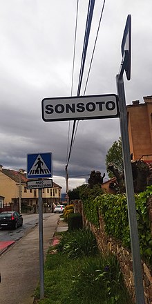 Nombre de la localidad en la señal que indica la entrada a la zona urbanizada desde Trescasas