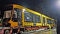 Ankunft von ST15-22102 in Darmstadt, der Triebwagen wurde von einem Bahnwagen auf einen Schwertransporter gezogen, um dann auf den 1000-mm-Gleisen abgelassen zu werden. Dezember 2022