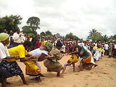 Tir à la corde de femmes à Naliendele.