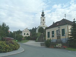 A templom és a hősi emlékmű