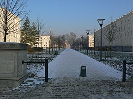 The residential zone of La Fontaine and the eponymous castle in the background.