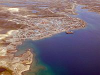 Cambridge Bay (inuinnaqtun: Iqaluktuuttiaq) í vestara landsparti Kitikmeot.