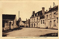 Carte postale sépia représentant un alignement de façades de bâtiments.