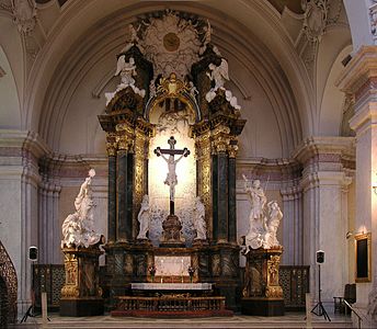 Altaruppsatsen med höga sidogrupper, delvis komponerad efter förebild från jesuiternas kyrka Il Gesù i Rom och ursprungligen utförd för Uppsala domkyrka av Burchardt Precht 1725–1731.