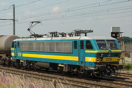 Locomotief 1206 met goederentrein bij Schellebelle