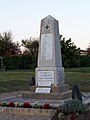 Le monument aux morts devant l'église de Veyries (octobre 2015).