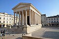 Antiker Tempel auf einem Podium: Maison Carrée in Nîmes