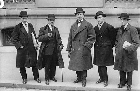 Luigi Russolo, Carlo Carrà, Filippo Tommaso Marinetti, Umberto Boccioni et Gino Severini, Paris, 9 février 1912.