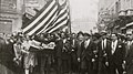 Manifestantes na Rua XV de Novembro em São Paulo, no dia 23 de maio de 1932.