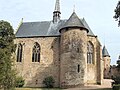 La chapelle Saint-Léger construite contre l'enceinte du château du XIIIe siècle.