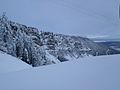 Vue sur les falaises de Piquemiette sous le mont d'Or en hiver.