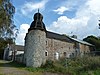 Kasteel Knoppenburg: twee ronddtorens, gevels en daken van de westvleugel en oostvleugel, gevels en dak van het woongebouw, uitgezonderd de beide aangebouwde bijgebouwen aan beide zijden, en omgeving