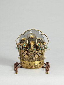 Raikan worn by vassals (18th century) with kushigata (halo-like ornament) at the rear.