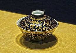 Gilded Qing dynasty porcelain, footed gaiwan.