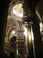 Intérieur de la cathédrale de Grenade (XVIe siècle) colonnes ioniques au fond et corinthiennes à droite.