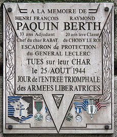 Plaque en face du no 63, au niveau de la station Dupleix, en mémoire de la Libération de Paris.