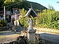 Statue de la Vierge Marie protégée par un toit.