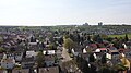 Vue de Marienborn. Au fond, de gauche à droite : Fernmeldeturm Ober-Olm, Mainz-Lerchenberg et le siège de ZDF