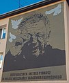 Mural na ulicy Naczelnikowskiej 50 w Warszawie autorstwa Piotra Karszni i Rafała Roskowińskiego. Upamiętnia Witolda Pyrkosza w roli Józefa Balcerka z serialu „Alternatywy”. Mural przedstawia Balcerka patrzącego przez wizjer, a w tle białe gołębie, które hodował. Pod obrazem znajduje się napis „Józef Balcerek - Witold Pyrkosz. W hołdzie mieszkańcy Targówka Fabrycznego”.