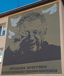 Mural na ulicy Naczelnikowskiej 50 w Warszawie autorstwa Piotra Karszni i Rafała Roskowińskiego. Upamiętnia Witolda Pyrkosza w roli Józefa Balcerka z serialu "Alternatywy". Mural przedstawia Balcerka patrzącego przez wizjer, a w tle białe gołębie, które hodował. Pod obrazem znajduje się napis "Józef Balcerek - Witold Pyrkosz. W hołdzie mieszkańcy Targówka Fabrycznego".