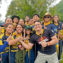 Jovens Desbravadores posando para uma foto com o "Super Desbravador" durante o Campori Original em Manaus, Amazonas.