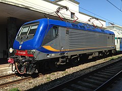 Locomotiva FS E.464 in livrea DPR