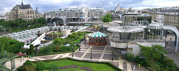 レ・アール東側はネルソン＝マンデラ庭園 (Jardin Nelson-Mandela)。2013年12月16日に名付けられた。