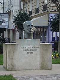 Tượng de Lattre de Tassigny ở Levallois-Perret, ngoại ô Paris