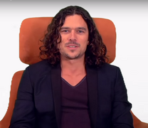 Luke Arnold interprète John Silver