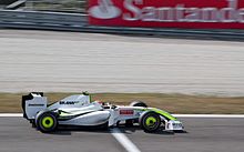 Photo de la BGP 001 de Barrichello en piste, près d'un bac à graviers