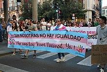 Pancarta pidiendo una ley trans nacional durante la marcha del orgullo LGBT en Valladolid en 2022