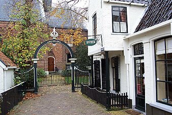 Toegangspoort naar de Sint-Pieterkerk aan het Oerhaelspaad, rechts It Poartehûs (2004)