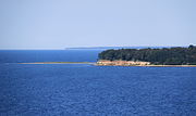 Vue d'île de Liivakari montrant la proximité avec la côte de la péninsule de Kakumäe.