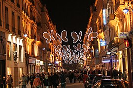 La rue du Président-Édouard-Herriot pendant la Fête des Lumières.