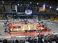 Die Halle mit Basketballfeld, sichtbar sind die großen Freiräume bedingt durch die Konzipierung des Spielfelds für Eishockey (2009)