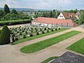 Die Wirtschafts­gebäude begrenzen seitlich die bergseitige Garten­fläche. Ganz rechts hinter der Vino­thek steht außerhalb der Ein­frie­dung das Traiteurhaus