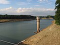 Blick auf den teilentleerten Stausee mit freiliegendem Entnahmeturm (Sommer 2008)