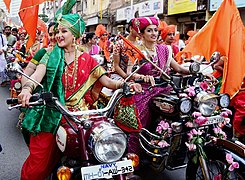 Femmes en moto, vêtues en kasta (sari), et de pagdi (turban), au défilé du Shobha Yatra, durant Gudi Padwa, le nouvel an marathe.