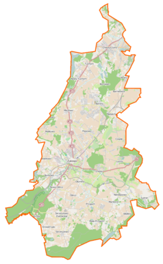 Mapa konturowa gminy Żukowo, blisko centrum na dole znajduje się punkt z opisem „Muzeum Parafialne w Żukowie”