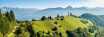 Paysage de Haute-Carniole, avec le Storžič et les Alpes kamniques vus depuis l'église saints Prime et Félicien de Kranj. (définition réelle 6 600 × 2 394)