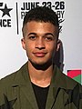 Jordan Fisher interpreta Noah Patrick