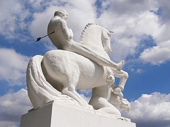 Statue de Lech le Blanc dans le village de Marcinkowo Górne près de Żnin en Pologne (sculpteur : Jakub Juszczyk, 1927). (définition réelle 3 072 × 2 304)