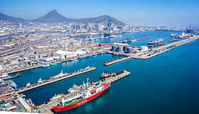 ’n Lugfoto van die hoofdeel van die Kaapstad-hawe met Leeukop en Vlaeberg op die agtergrond.