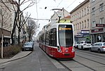 En spårvagn av den senaste typen, Bombardier Flexity Wien, på Quellenstraße 2019.