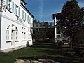 Ehemaliger Bahnhof Wäschenbeuren, heute als Kindergarten genutzt. Der Turm und die Brücke entstanden erst nach der Entwidmung als Bahnhof