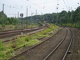 Gleise und Ablaufberg im westlichen Teil des Bahnhofs im Jahr 2008, rechts die durchgehenden Hauptgleise