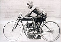 Eddie Hasha was een van de vele slachtoffers van Board track racing. Tijdens deze wedstrijd in 1912 in Newark (New Jersey) raakte hij de reling, waarbij een jonge toeschouwer gedood werd omdat hij zijn hoofd over de reling had gestoken. Eddie vloog de tribune in en overleed onmiddellijk, net als drie jongens en een jonge man. Zijn motor viel terug op de baan en raakte een andere coureur, Johnny Albright. Hij overleed vier uur later.