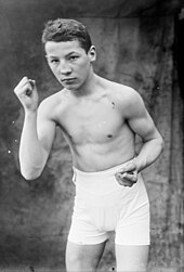 Photographie en noir et blanc d'un jeune boxeur en garde.